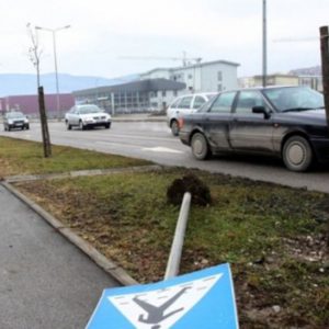 Уништено или оштећено више од 1.200 знакова