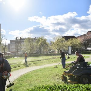 Почело кошење траве на подручју града