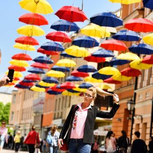 Raznobojni kišobrani uljepšali centar grada