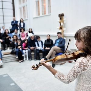 Ученици Музичке школе наступили у атријуму Градске управе Ученици Музичке школе наступили у атријуму Градске управе