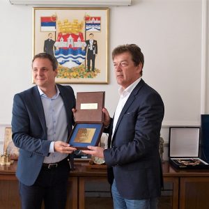 Уручен Златни грб Града Велимиру Петковићу