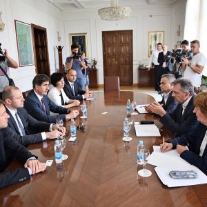 Радојичић на састанку са НЛБ групом: Имамо финансијски план за идућих 10 година