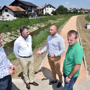 Уз рјечицу Широку: Изграђена нова пјешачка стаза у Дервишима Уз рјечицу Широку: Изграђена нова пјешачка стаза у Дервишима