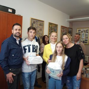 Уручени бесплатни уџбеници за школарце