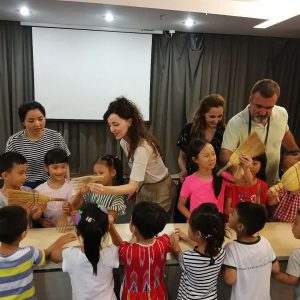 „Фолклорну магију“ у Донгуану погледало више од 3.000 малишана