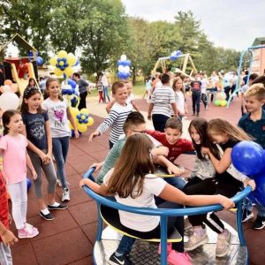 Изграђено ново дјечије игралиште у Лазареву уз помоћ компаније „Меридиан“ Изграђено ново дјечије игралиште у Лазареву уз помоћ компаније „Меридиан“