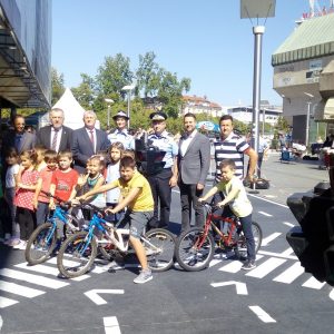 Na Trgu Krajine postavljen poligon za obuku najmlađih učesnika u saobraćaju
