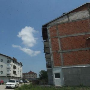 Спорне зграде у Лазареву ускоро добијају канализацију Спорне зграде у Лазареву ускоро добијају канализацију