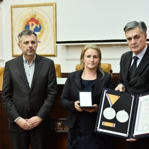 Уручена одликовања породицама 42 погинула борца Војске РС Уручена одликовања породицама 42 погинула борца Војске РС