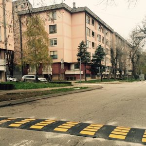 Постављени „лежећи полицајци“ код ОШ „Алекса Шантић“