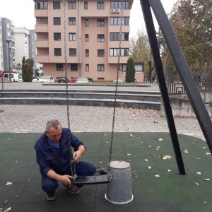 Поправке оштећених реквизита на дјечијим игралиштима
