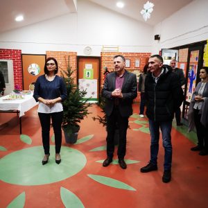 Донација „Конколора“: Новогодишње јелке за све основне школе и вртиће Донација „Конколора“: Новогодишње јелке за све основне школе и вртиће