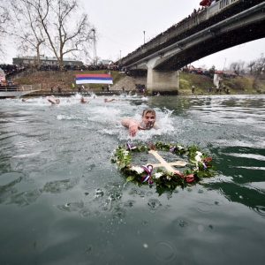Срђан Јолић први допливао до крста на Врбасу Срђан Јолић први допливао до крста на Врбасу