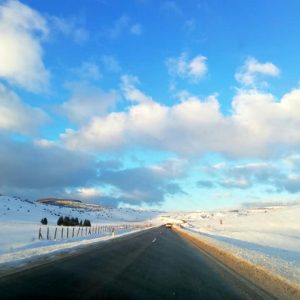 Настављено чишћење улица, у Стричићима пола метра снијега Настављено чишћење улица, у Стричићима пола метра снијега