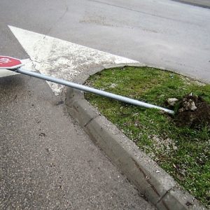 Уништено 340 саобраћајних знакова