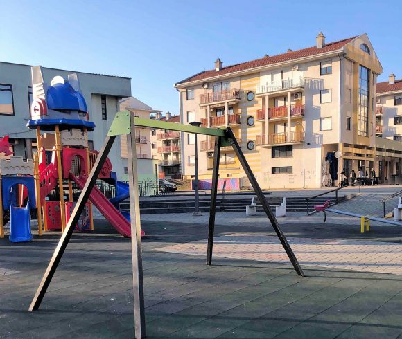 Otkinuta ljuljaška na dječijem igralištu