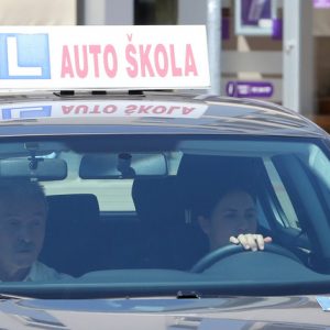 Забрањена обука возача у вријеме саобраћајних „шпицева“ Забрањена обука возача у вријеме саобраћајних „шпицева“