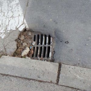 Грађанска патрола: Уништено игралиште, оштећени сливници Грађанска патрола: Уништено игралиште, оштећени сливници