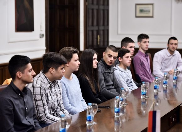 За ученике уплаћене двије стипендије (Фото са додјеле првих рјешења за ученичке стипендије)