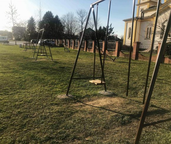 Оштећено игралиште у Лазареву