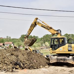 Интензивни радови на путу према Мотикама: Без саобраћаја од „жутих зграда“ до Банијске улице Интензивни радови на путу према Мотикама: Без саобраћаја од „жутих зграда“ до Банијске улице