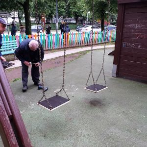 Грађанска патрола: Поправљене справе на дјечијем игралишту Грађанска патрола: Поправљене справе на дјечијем игралишту