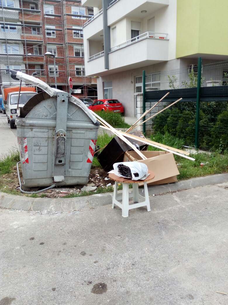  Фото ″Грађанска патрола″: Отпад у ул. Браће Југовића