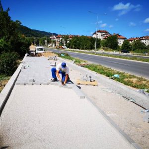 Почело поплочавање пјешачке стазе уз Источни транзит Почело поплочавање пјешачке стазе уз Источни транзит