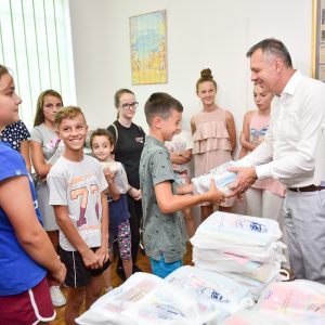 Бесплатни уџбеници за дјецу из вишечланих породица Бесплатни уџбеници за дјецу из вишечланих породица