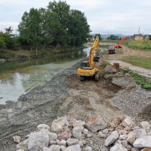 Чесма: Велики радови на санацији насипа на Врбањи и Врбасу