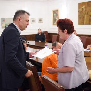 Подршка за 13 расељених и избјеглих породица