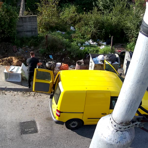 Снимиле их камере: Погледајте како настају дивље депоније Снимиле их камере: Погледајте како настају дивље депоније