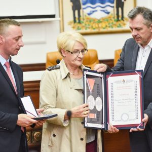 Уручена одликовања породицама 33 погинула борца Војске РС