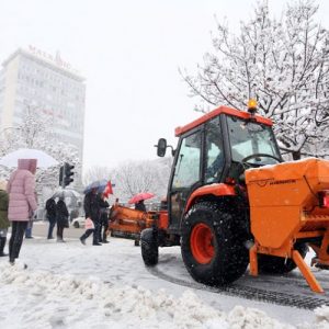 Осам предузећа чистиће снијег у зимској сезони Осам предузећа чистиће снијег у зимској сезони