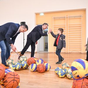 Уручени реквизити за спортске секције