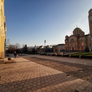 Поплочана пјешачка зона испред Банског двора