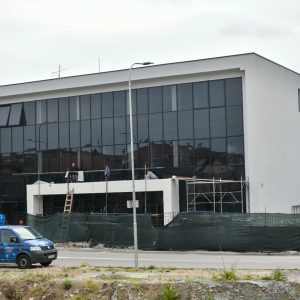 Лауш: Постављена стаклена фасада на будућој мјесној заједници и полицијској станици Лауш: Постављена стаклена фасада на будућој мјесној заједници и полицијској станици