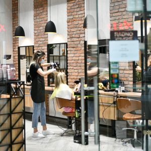 Након дуге обуставе: Са радом почели кафићи, ресторани, фризери… Након дуге обуставе: Са радом почели кафићи, ресторани, фризери…