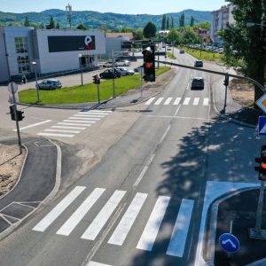 Постављен семафор, безбједнији саобраћај у Ади