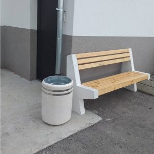 Постављене клупе испред више амбуланти