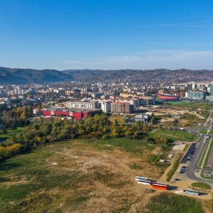 Уз фудбалски, планиран и терен са атлетском стазом Уз фудбалски, планиран и терен са атлетском стазом