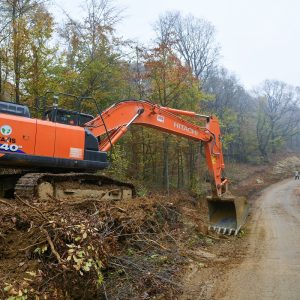 У току проширење трасе за нови пут у Чокорима