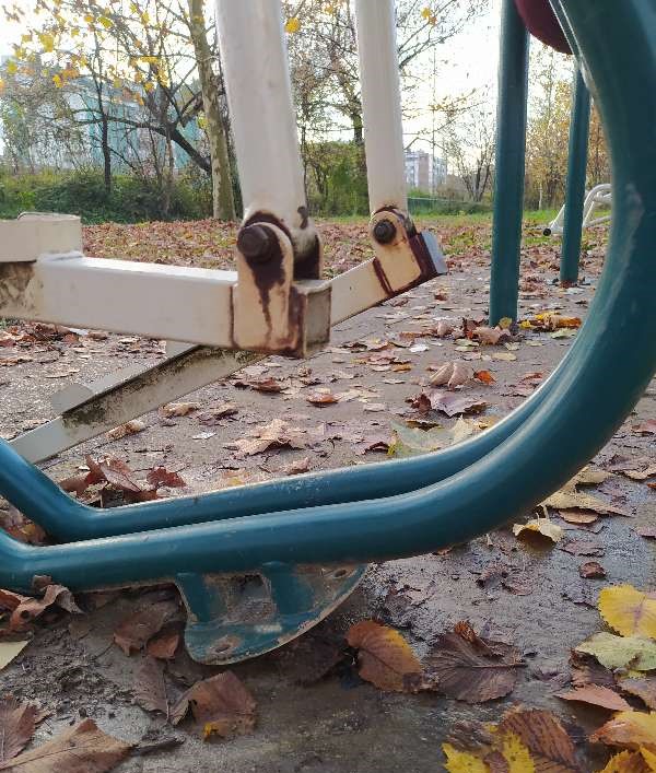 Теретана на отвореном - оштећене справе