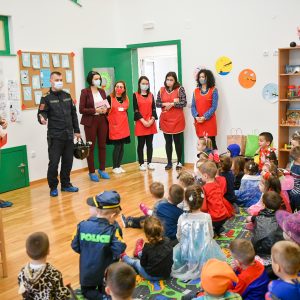 Након земљотреса: Станивуковић и припадници цивилне заштите посјетили вртиће Након земљотреса: Станивуковић и припадници цивилне заштите посјетили вртиће