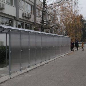 Постављене надстрешнице испред Поликлинике Постављене надстрешнице испред Поликлинике