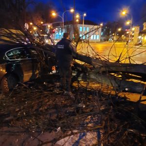 Надлежне службе на терену због олујног невремена