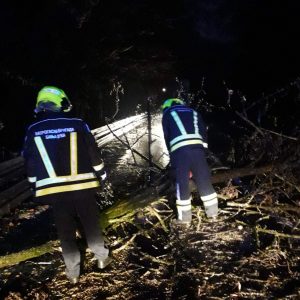 Ватрогасци интервенисали 19 пута: Ледена киша направила хаос, прекинут саобраћај у Мајдану