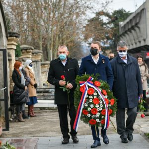 Положен вијенац на споменик палим борцима Војске Републике Српске Положен вијенац на споменик палим борцима Војске Републике Српске