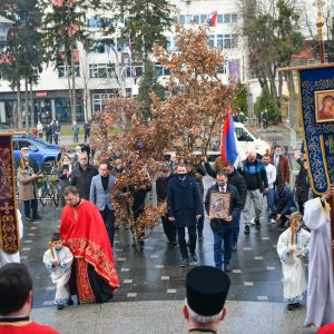 По први пут: Освештан и унесен бадњак у Градску управу