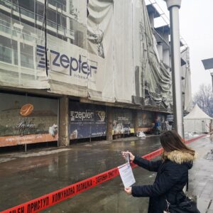 Вјетар оштетио рекламе на „Паласу“